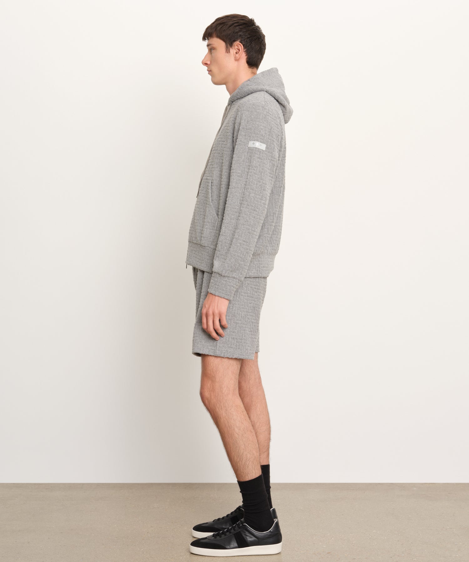 モデル身長189cm、着用サイズ3、着用カラーL.GRAY