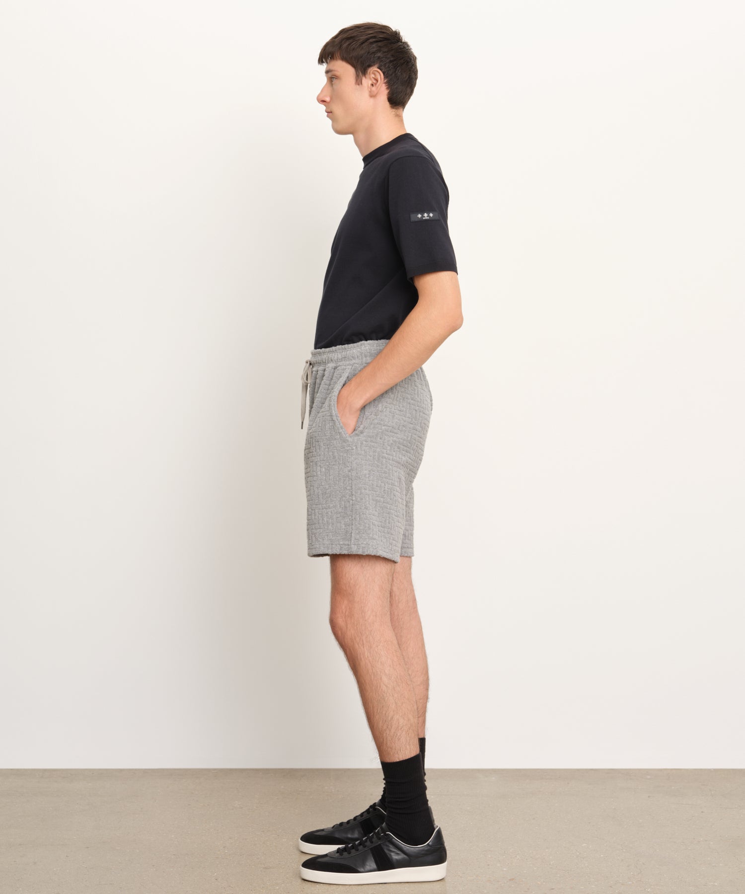 モデル身長189cm、着用サイズ3、着用カラーL.GRAY