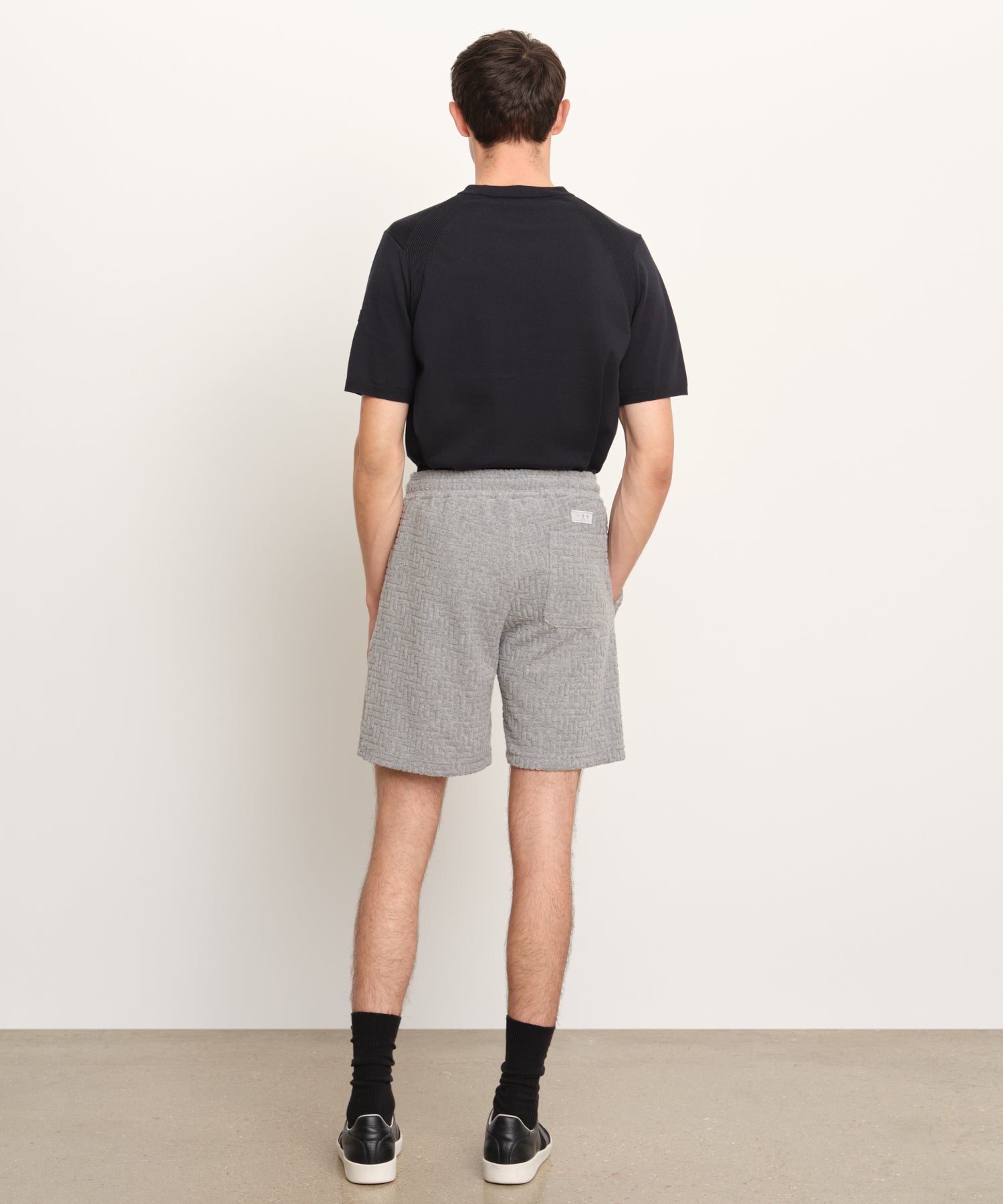 モデル身長189cm、着用サイズ3、着用カラーL.GRAY