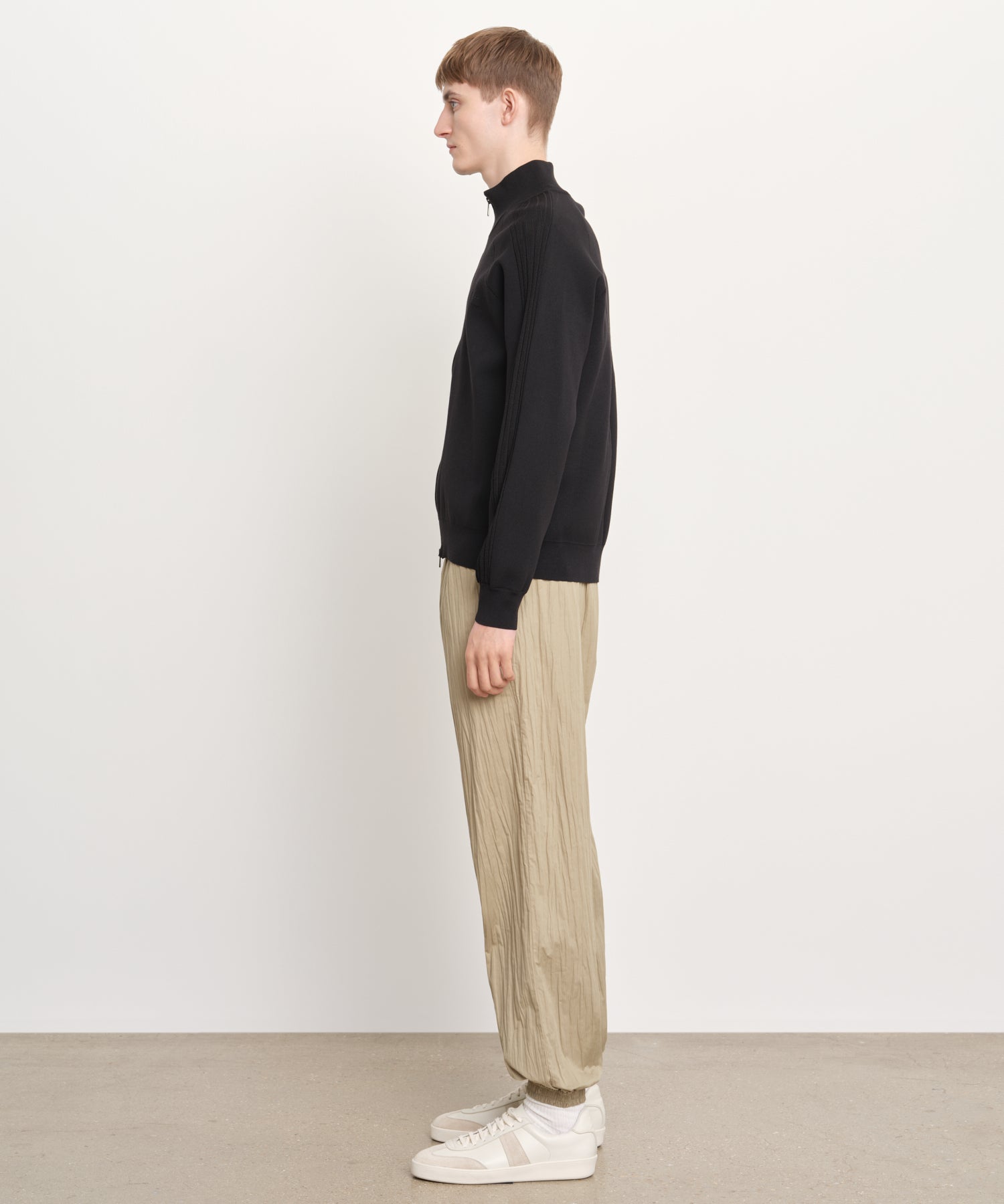 モデル身長189cm、着用サイズ3、着用カラーBLACK