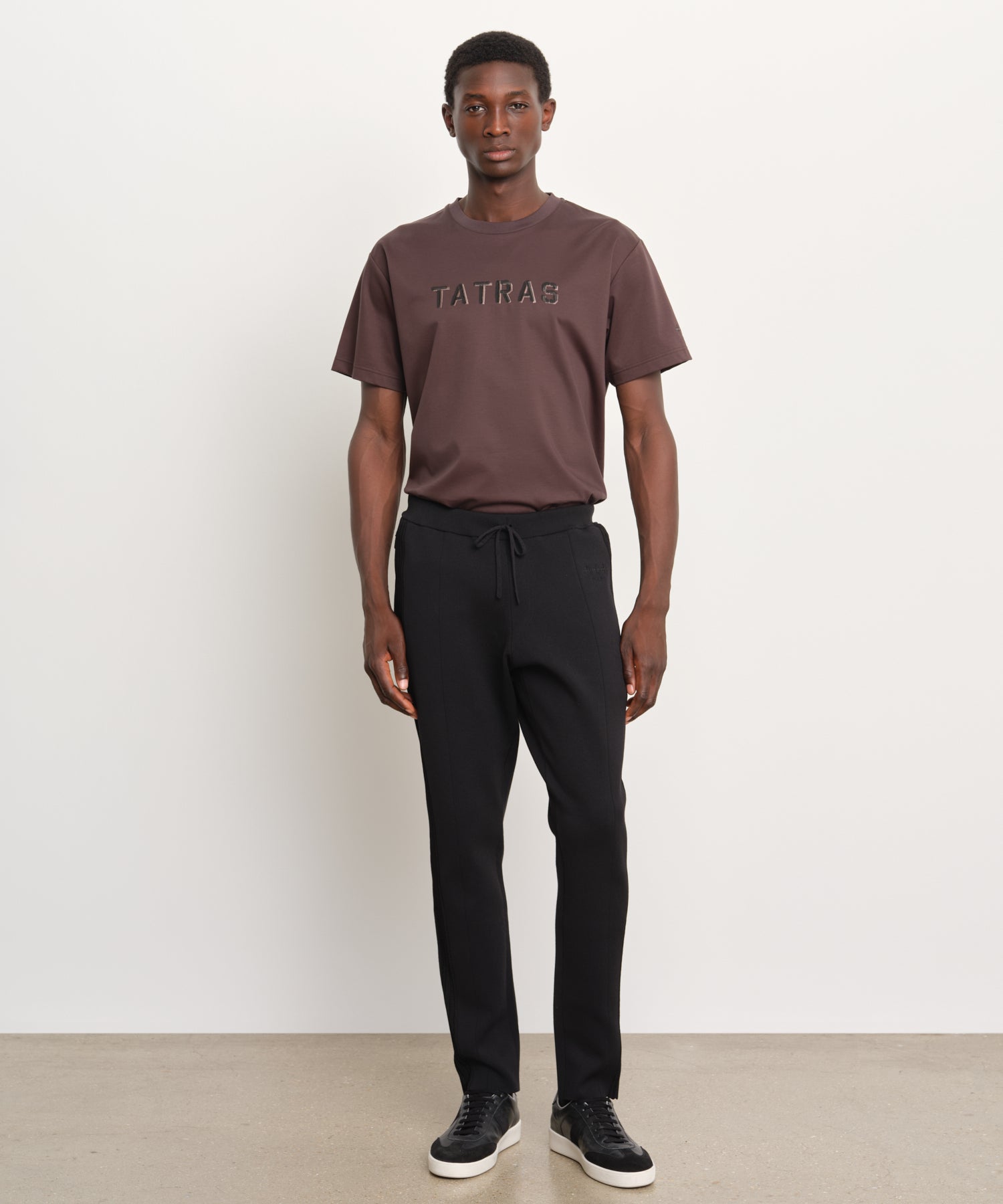 モデル身長189cm、着用サイズ3、着用カラーBLACK