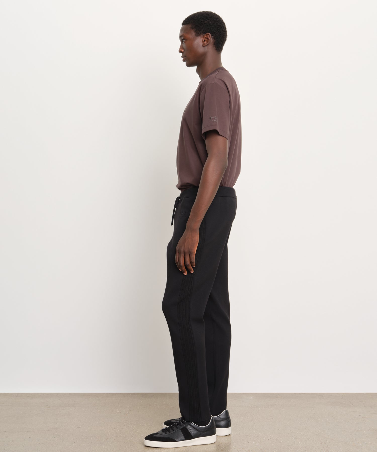 モデル身長189cm、着用サイズ3、着用カラーBLACK