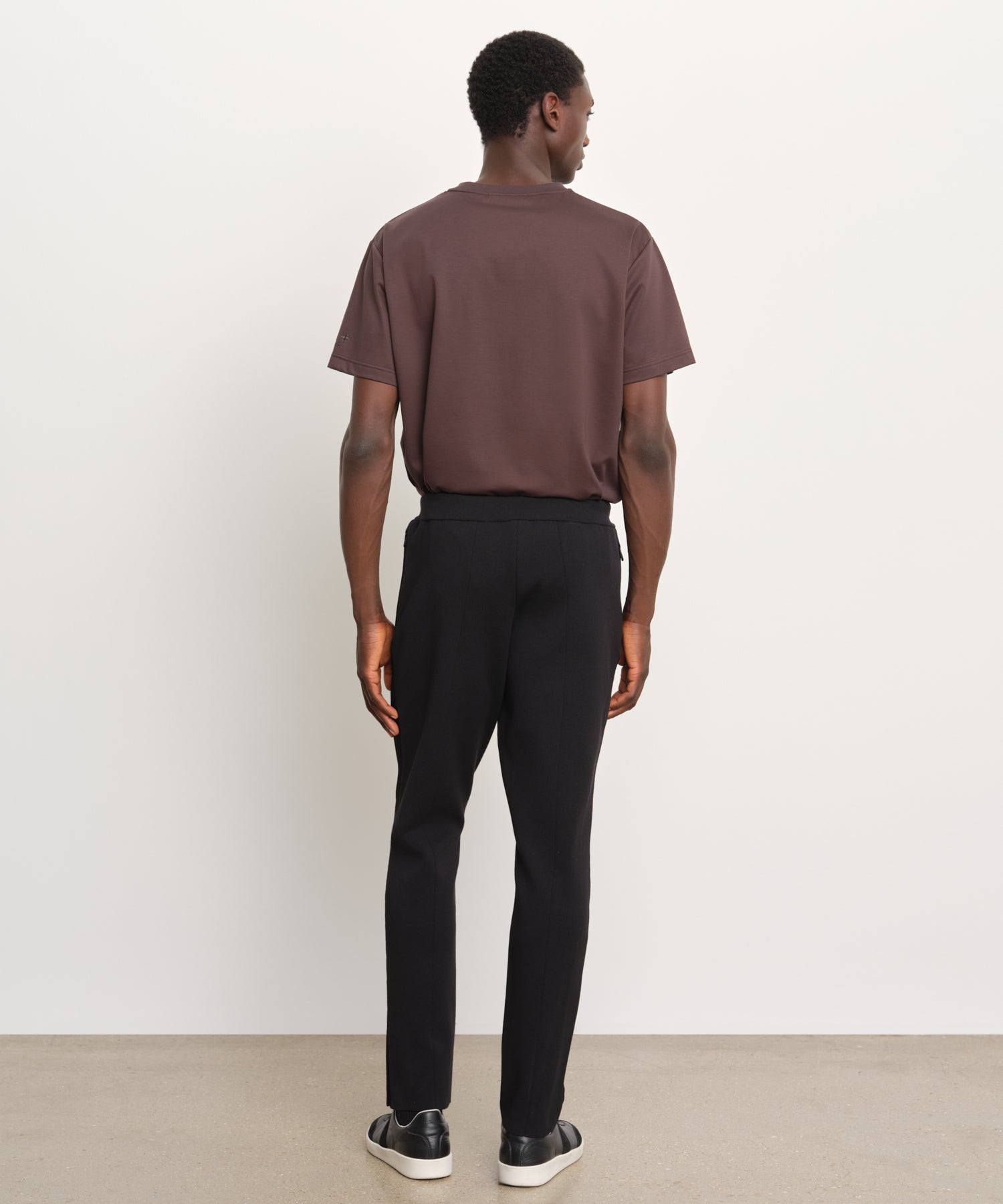 モデル身長189cm、着用サイズ3、着用カラーBLACK