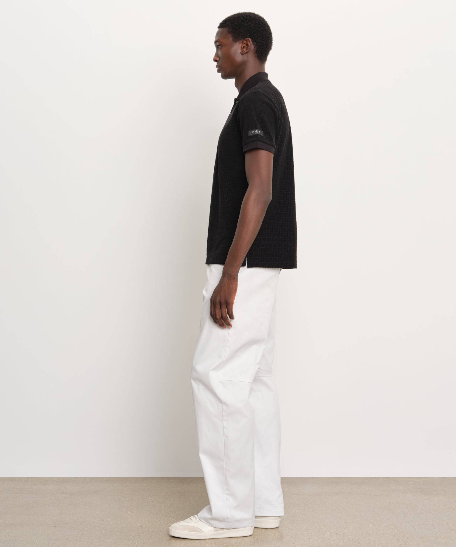 モデル身長189cm、着用サイズ3、着用カラーBLACK