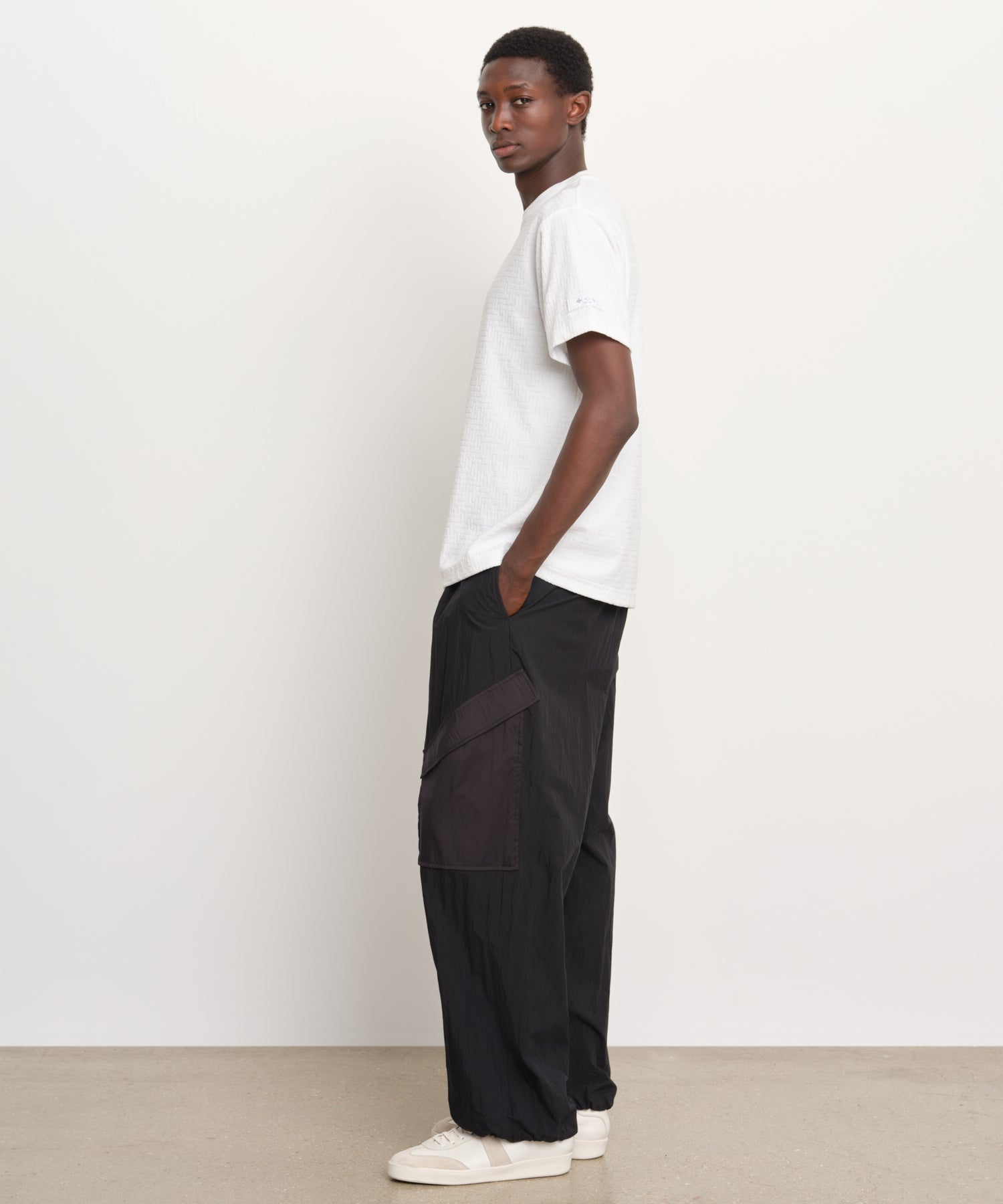 モデル身長189cm、着用サイズ3、着用カラーWHITE