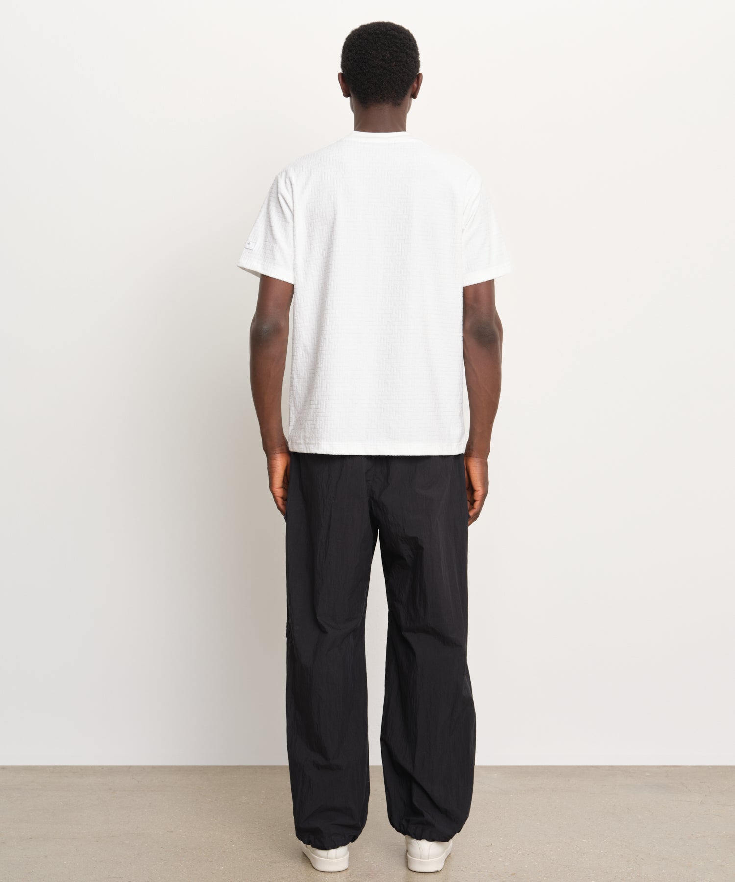 モデル身長189cm、着用サイズ3、着用カラーWHITE