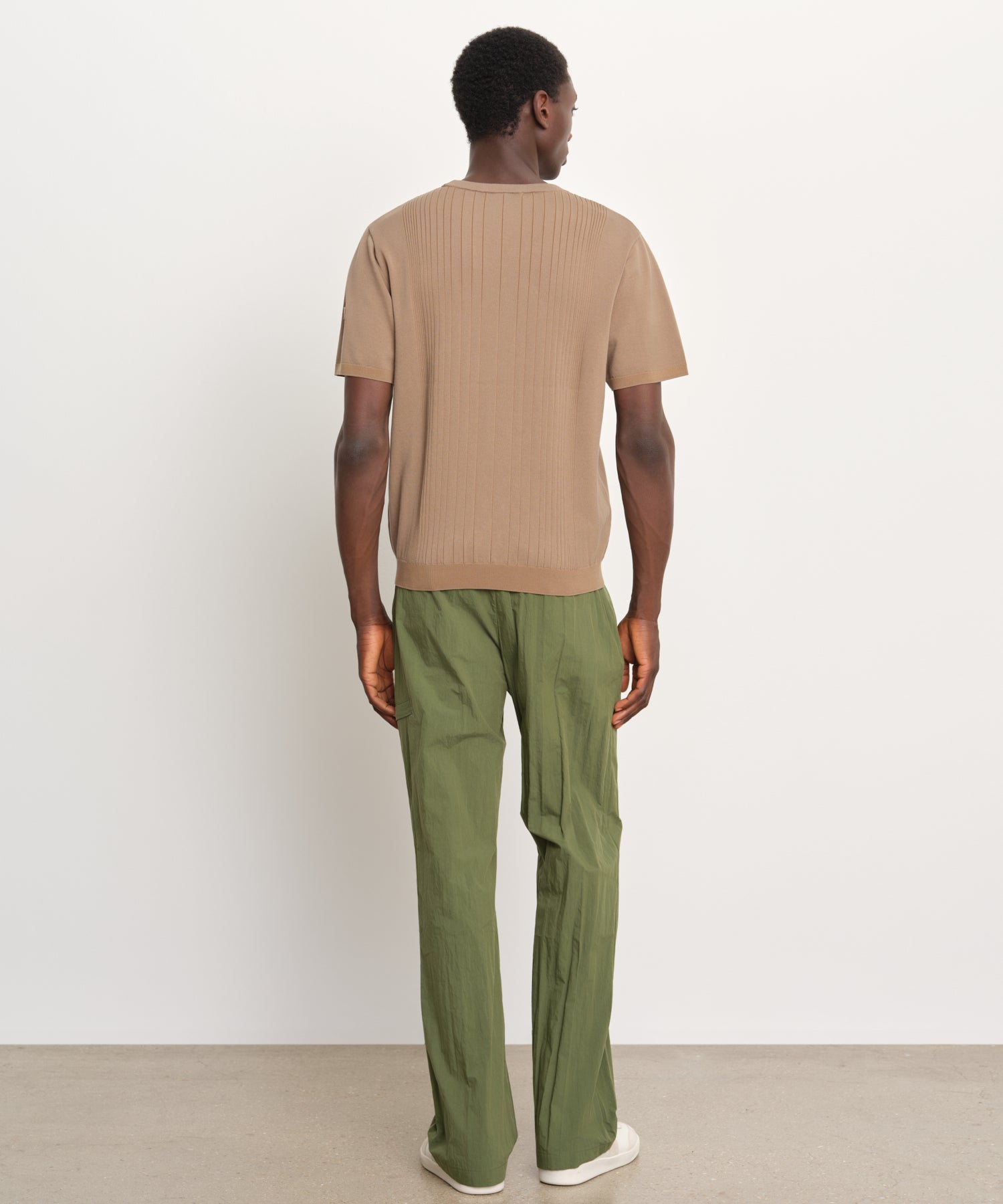 モデル身長189cm、着用サイズ3、着用カラーBEIGE