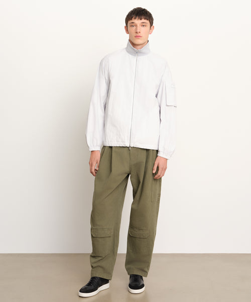 モデル身長189cm、着用サイズ3、着用カラーL.GRAY