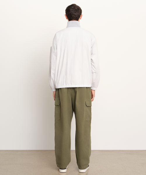 モデル身長189cm、着用サイズ3、着用カラーL.GRAY