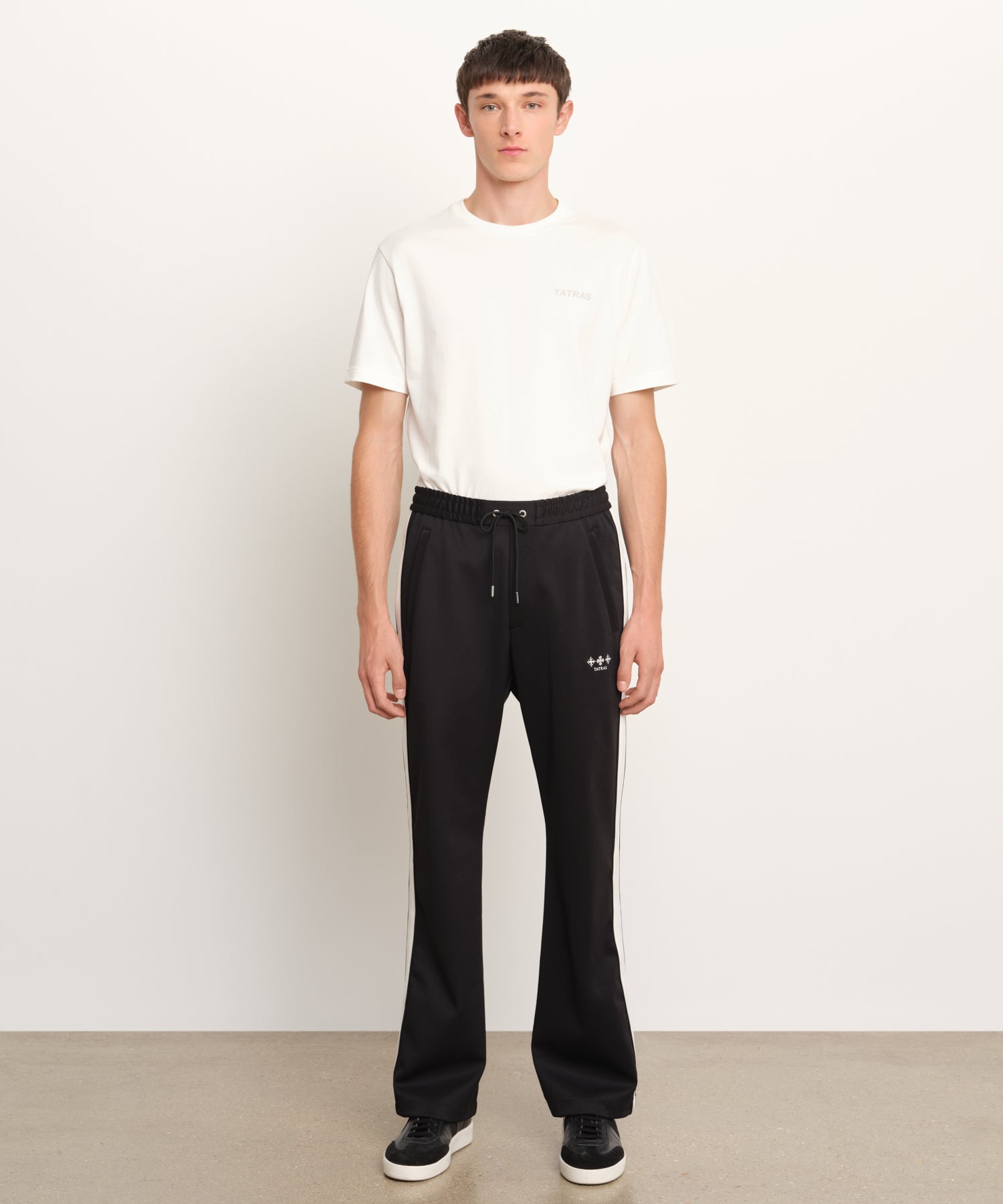 モデル身長189cm、着用サイズ3、着用カラーBLACK