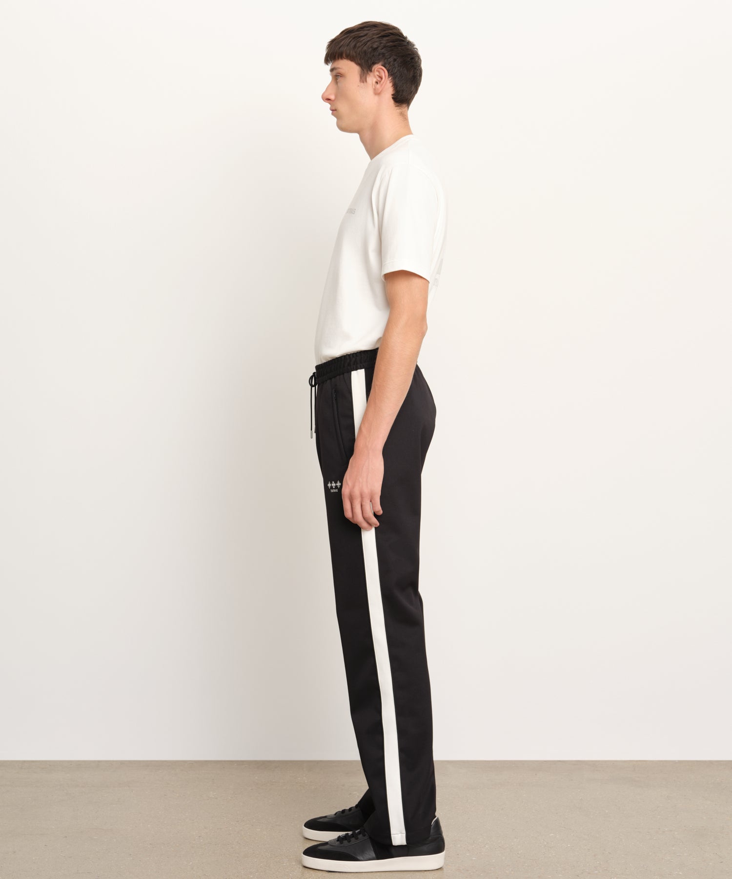 モデル身長189cm、着用サイズ3、着用カラーBLACK