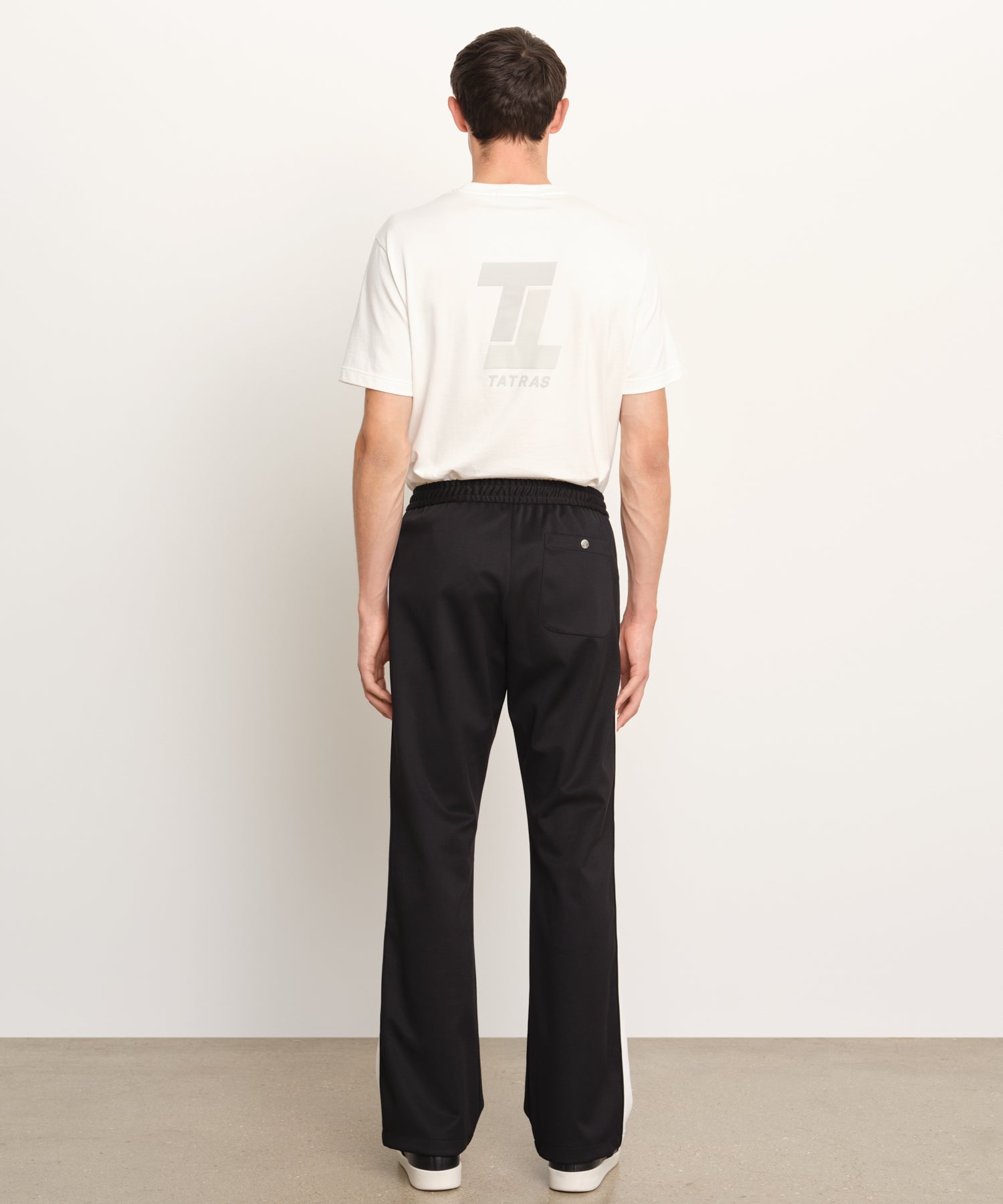 モデル身長189cm、着用サイズ3、着用カラーBLACK