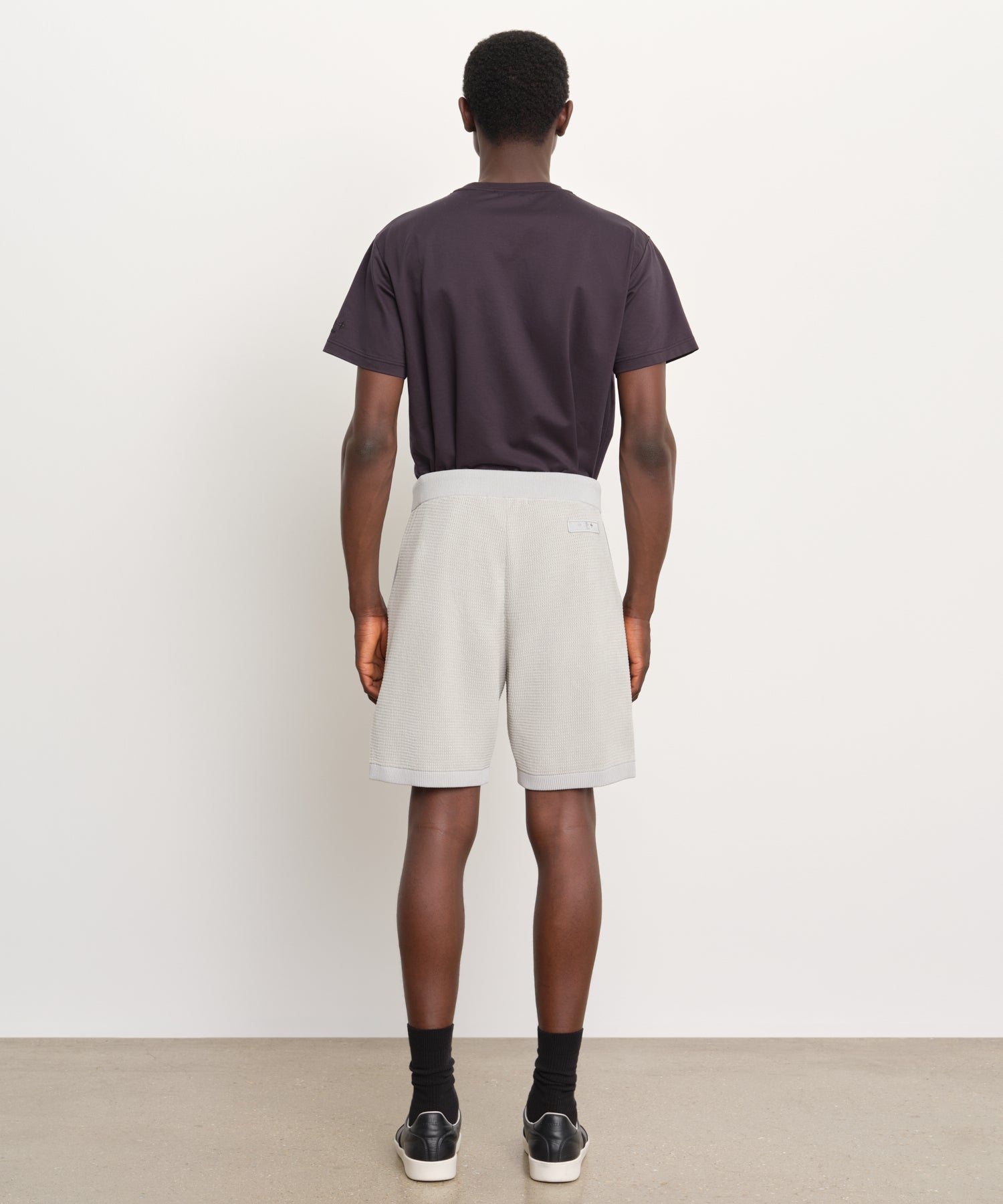 モデル身長189cm、着用サイズ3、着用カラーL.GRAY