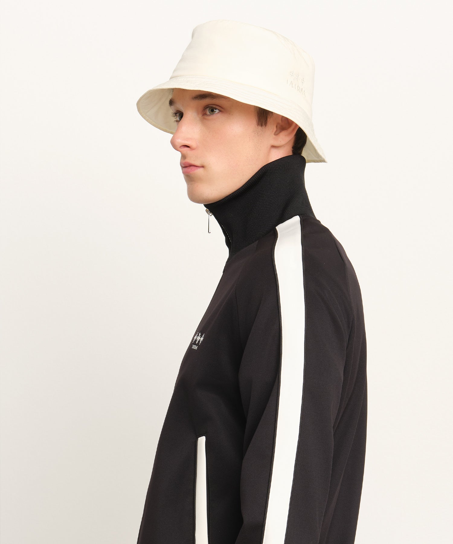 モデル身長189cm、着用サイズF、着用カラーIVORY