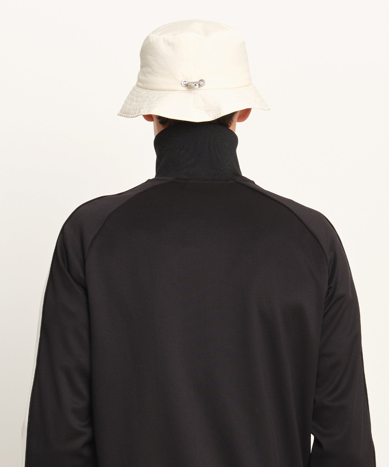 モデル身長189cm、着用サイズF、着用カラーIVORY