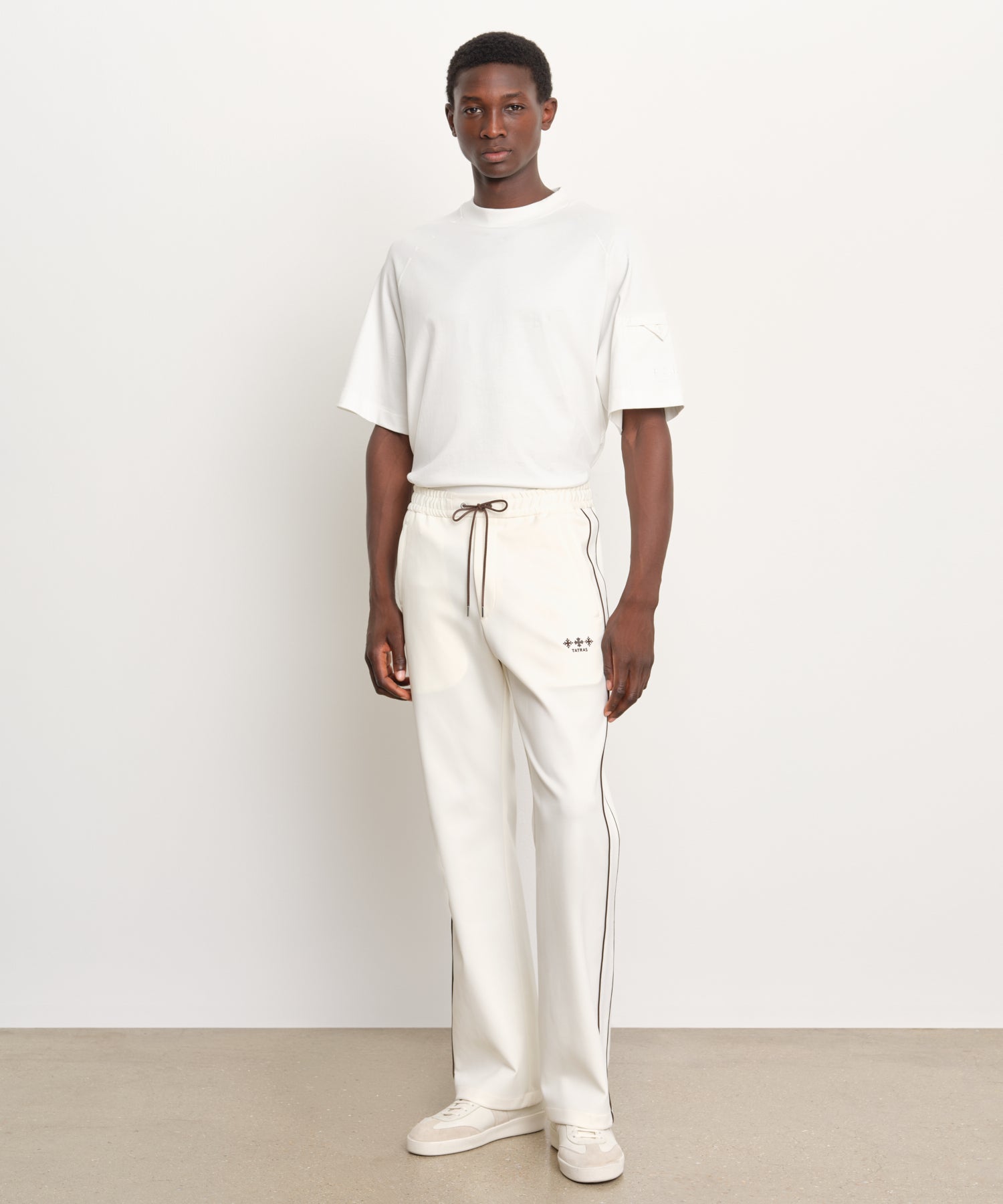 モデル身長189cm、着用サイズ3、着用カラーIVORY