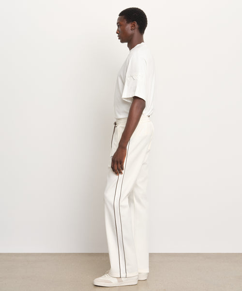モデル身長189cm、着用サイズ3、着用カラーIVORY