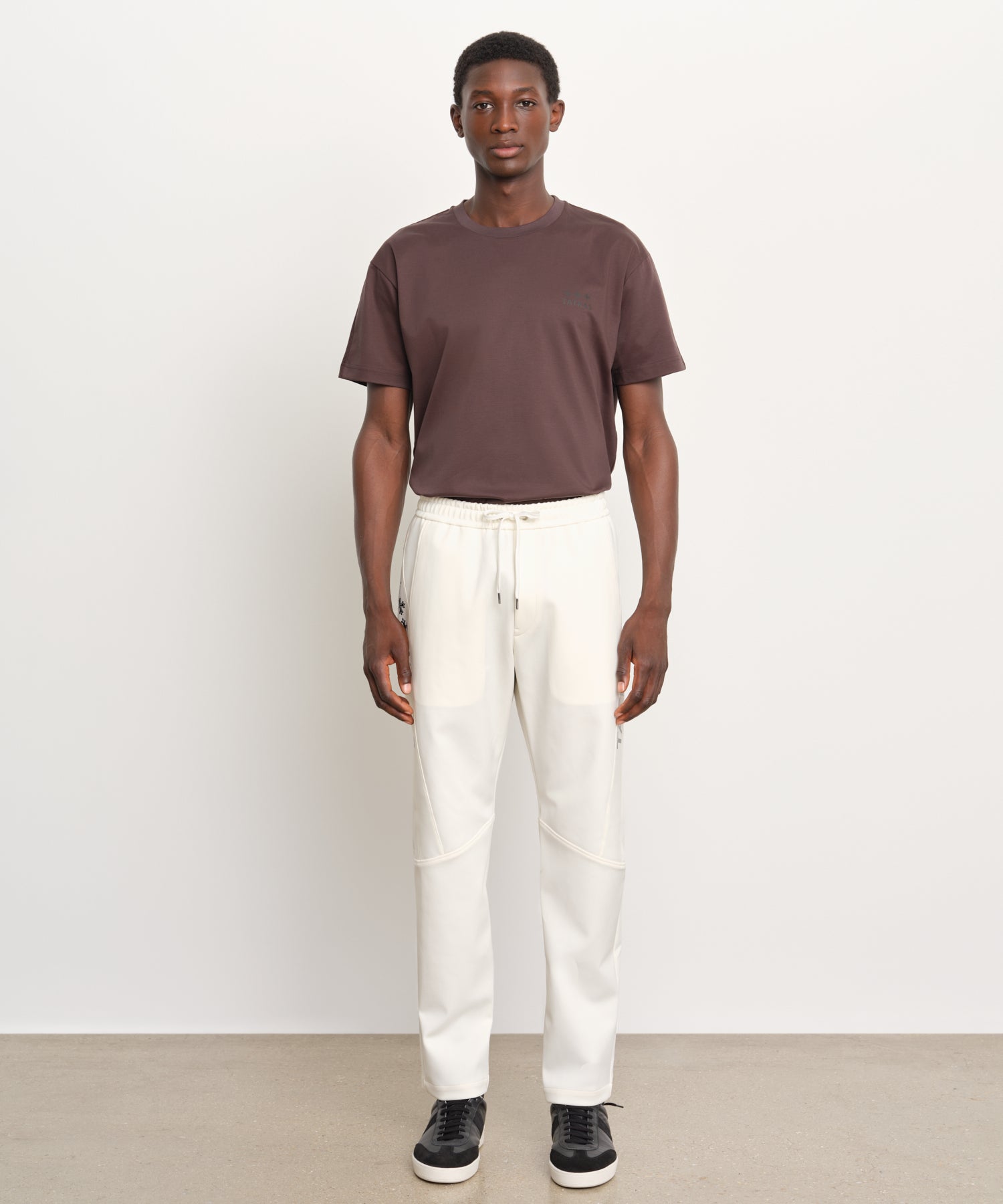 モデル身長189cm、着用サイズ3、着用カラーIVORY