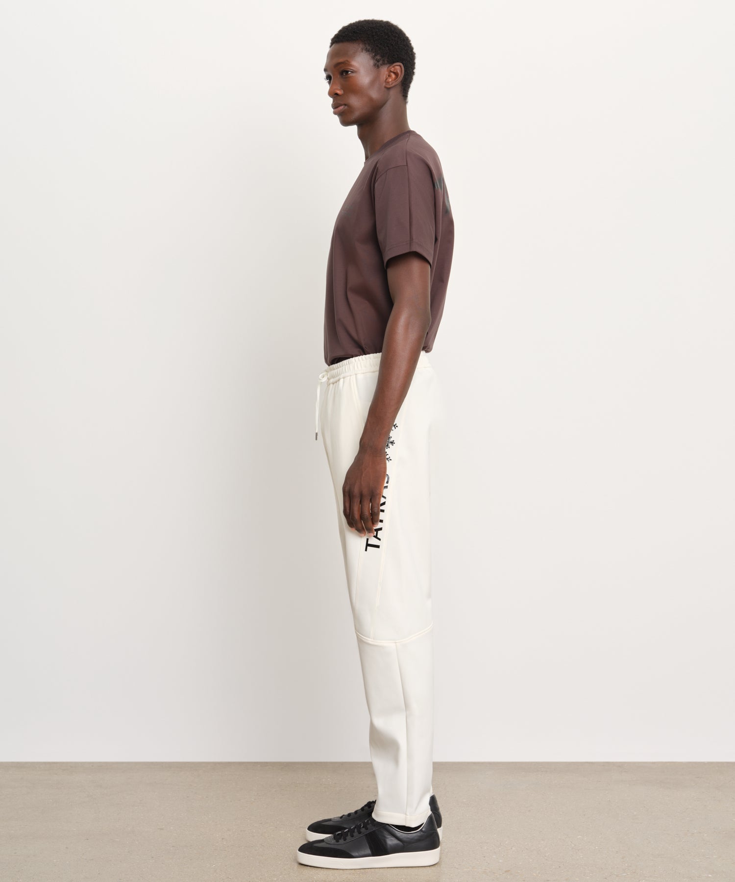 モデル身長189cm、着用サイズ3、着用カラーIVORY