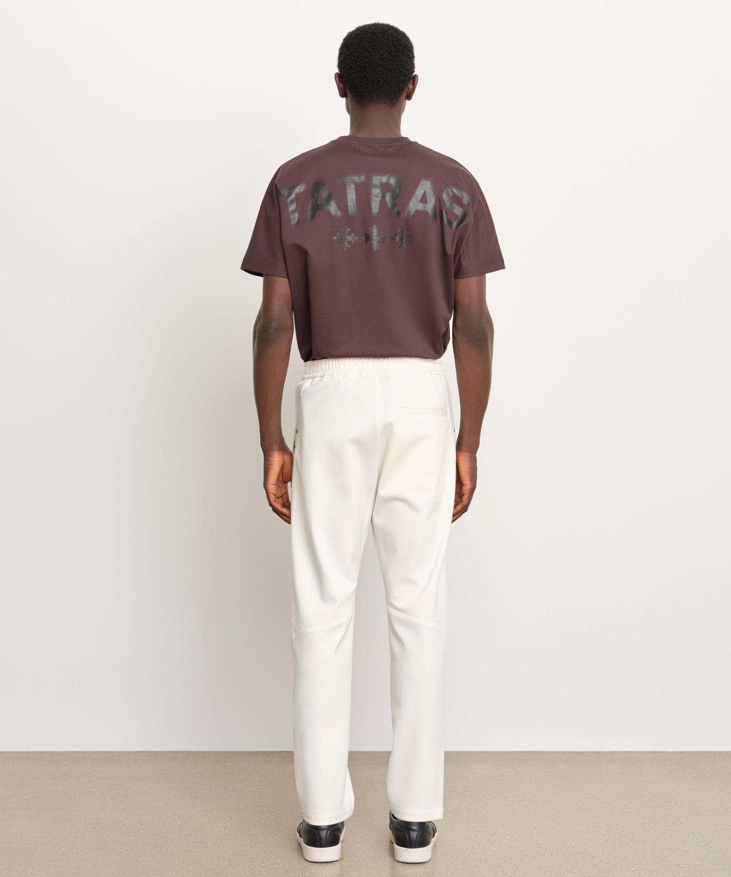 モデル身長189cm、着用サイズ3、着用カラーIVORY