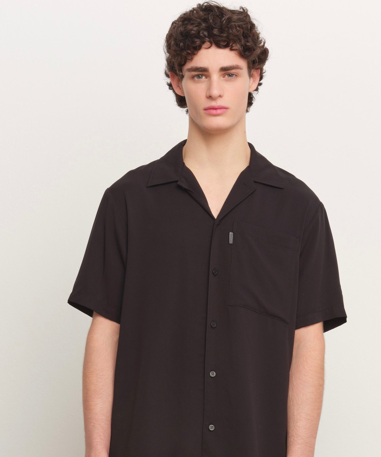 モデル身長185cm、着用サイズ3、着用カラーBLACK