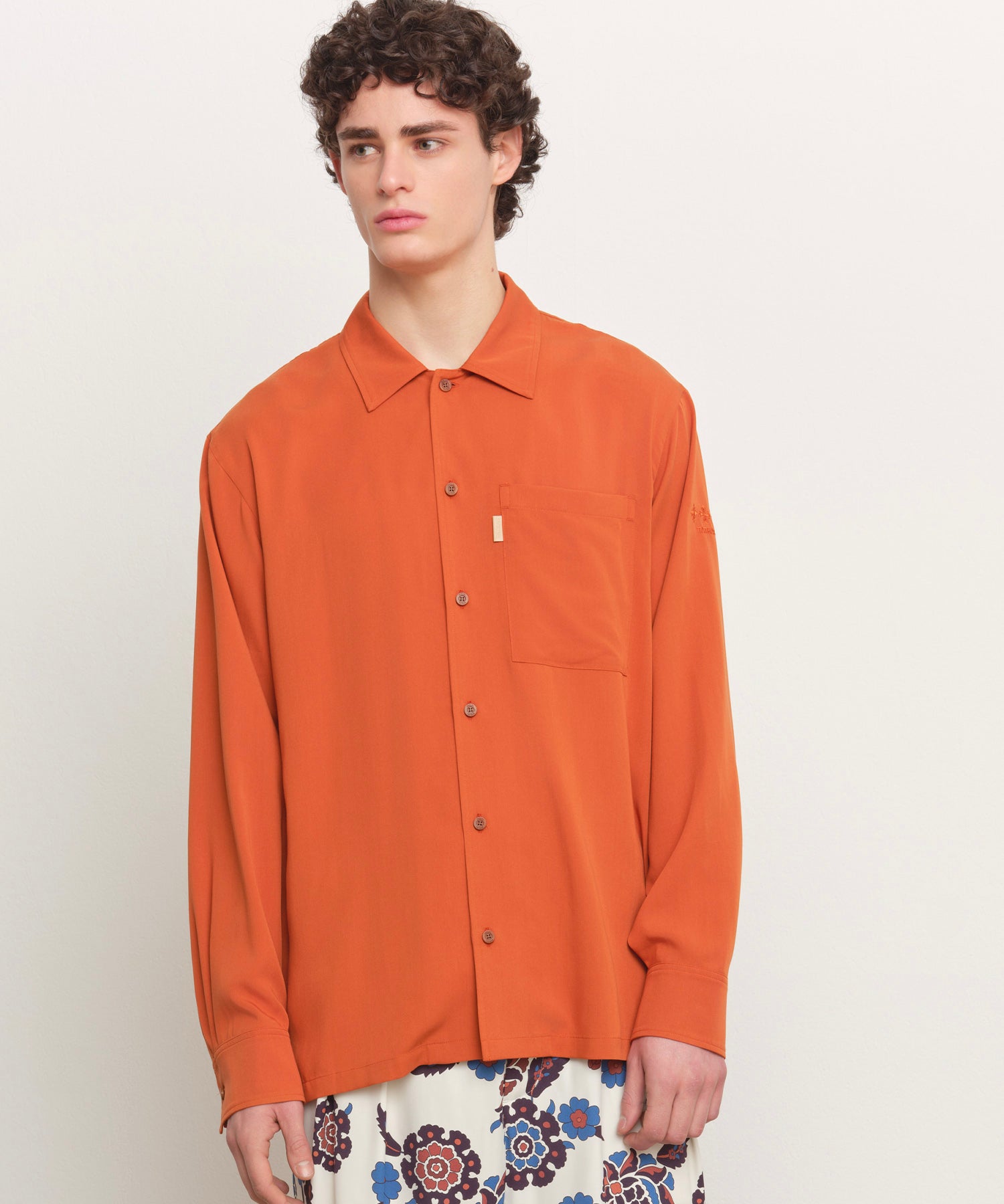 モデル身長185cm、着用サイズ3、着用カラーORANGE