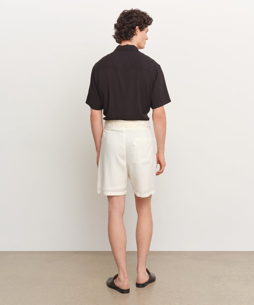 モデル身長185cm、着用サイズ3、着用カラーWHITE