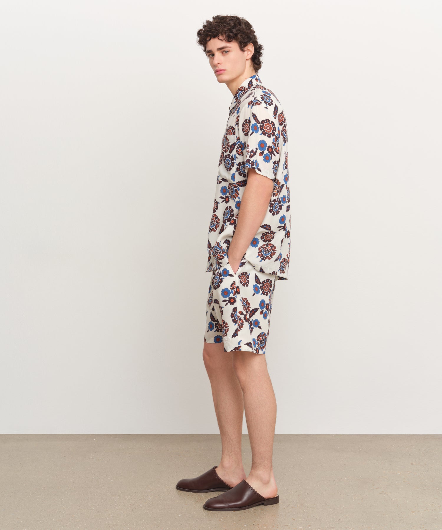 モデル身長185cm、着用サイズ3、着用カラーIVORY