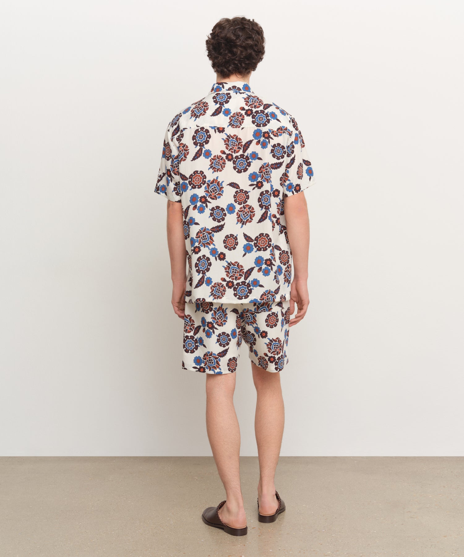 モデル身長185cm、着用サイズ3、着用カラーIVORY