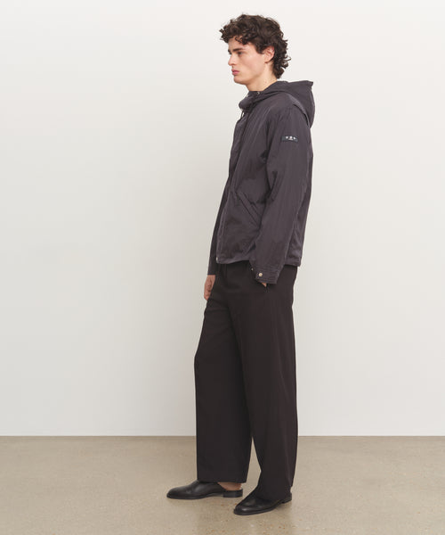 モデル身長185cm、着用サイズ3、着用カラーBLACK