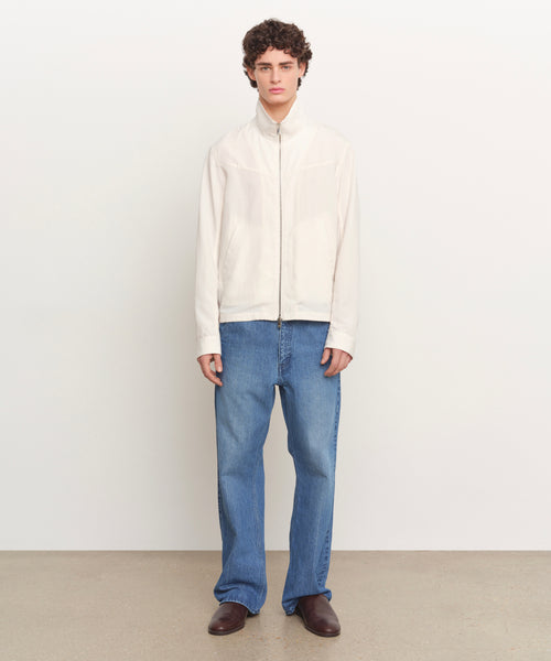 モデル身長185cm、着用サイズ3、着用カラーIVORY