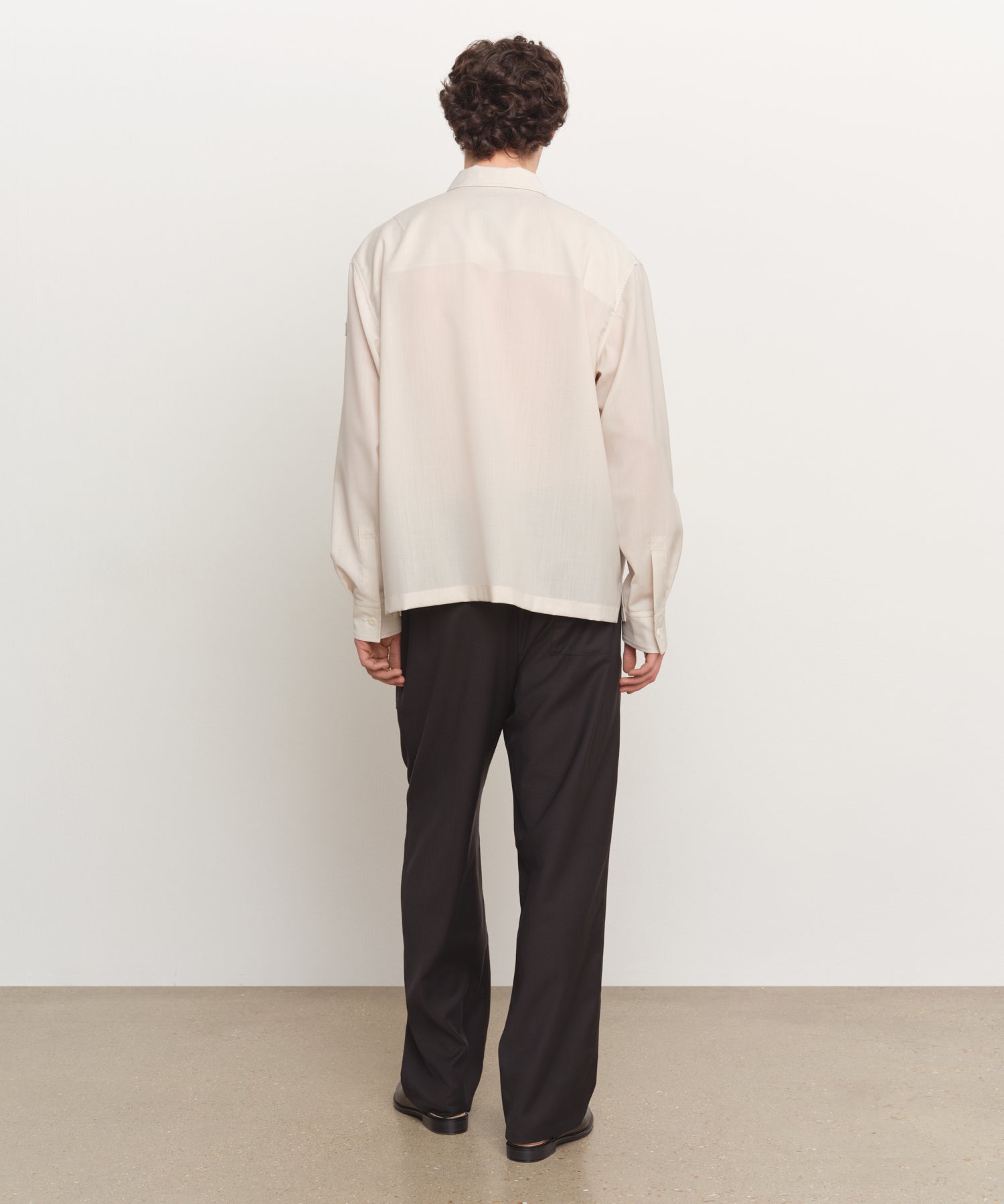 モデル身長185cm、着用サイズ3、着用カラーIVORY
