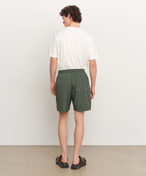モデル身長185cm、着用サイズ3、着用カラーGREEN