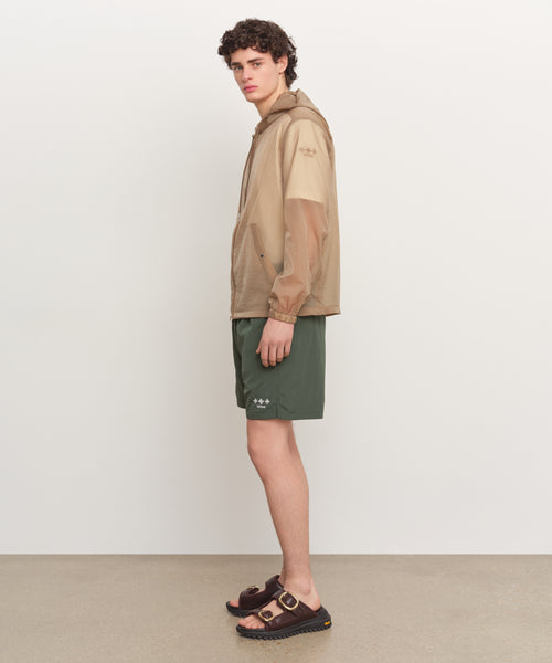 モデル身長185cm、着用サイズ3、着用カラーBEIGE