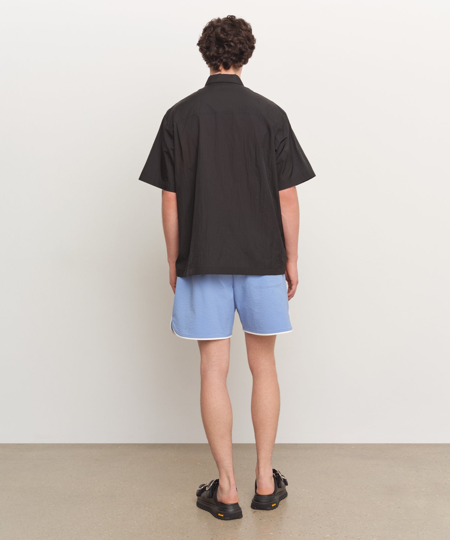 モデル身長185cm、着用サイズ3、着用カラーBLACK