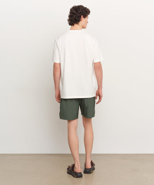 モデル身長185cm、着用サイズ3、着用カラーWHITE