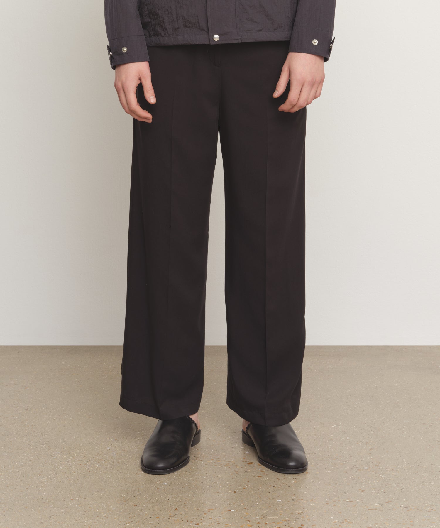 モデル身長185cm、着用サイズ43、着用カラーBLACK