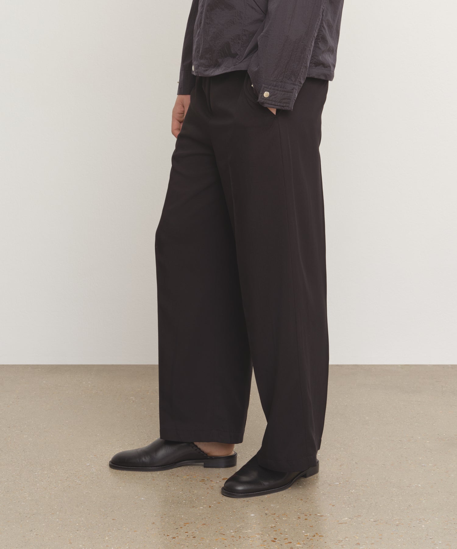 モデル身長185cm、着用サイズ43、着用カラーBLACK