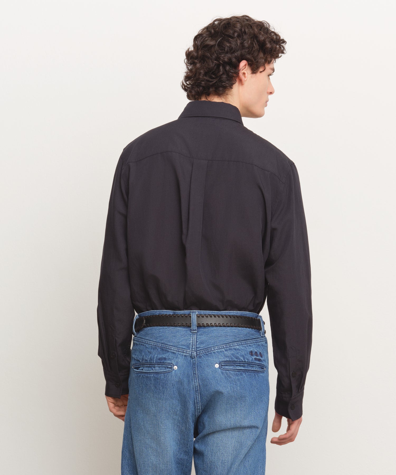 モデル身長185cm、着用サイズF、着用カラーBLACK