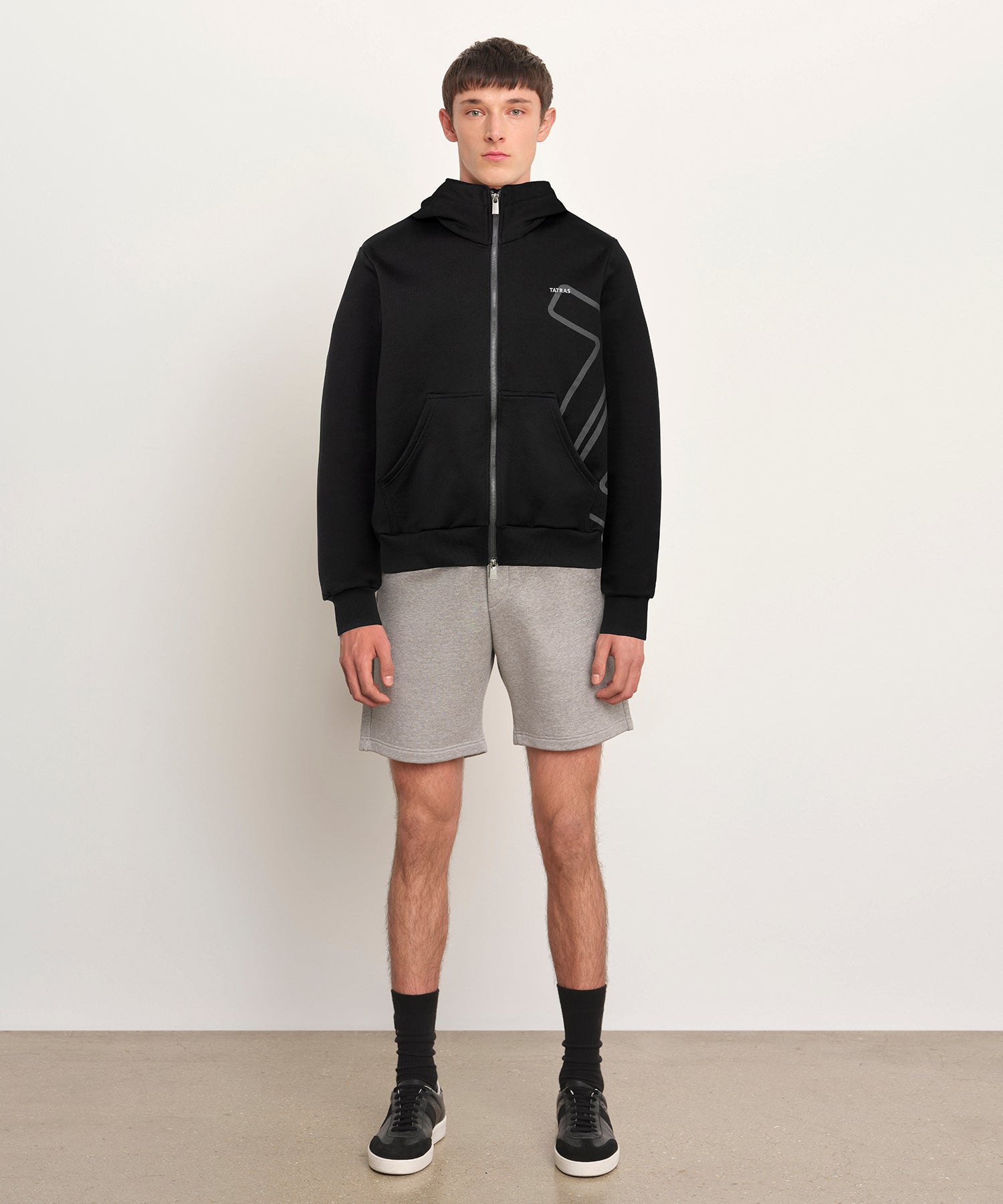 モデル身長189cm、着用サイズ3、着用カラーBLACK