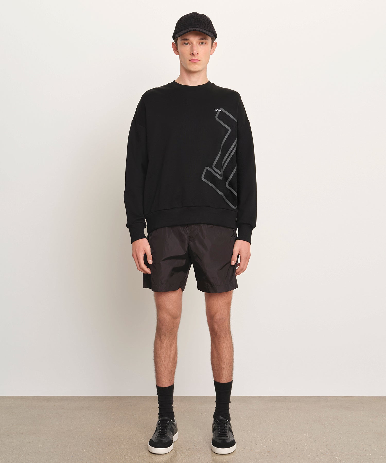 モデル身長189cm、着用サイズ3、着用カラーBLACK