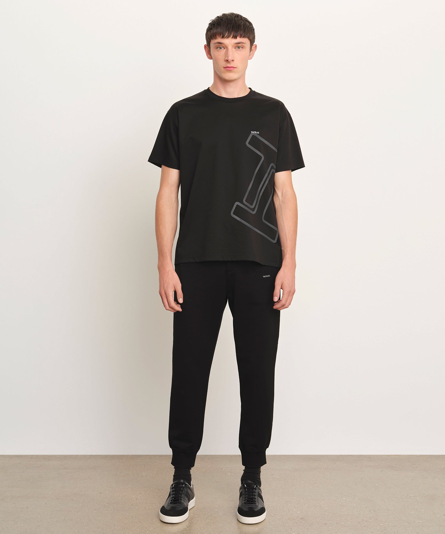 モデル身長189cm、着用サイズ3、着用カラーBLACK