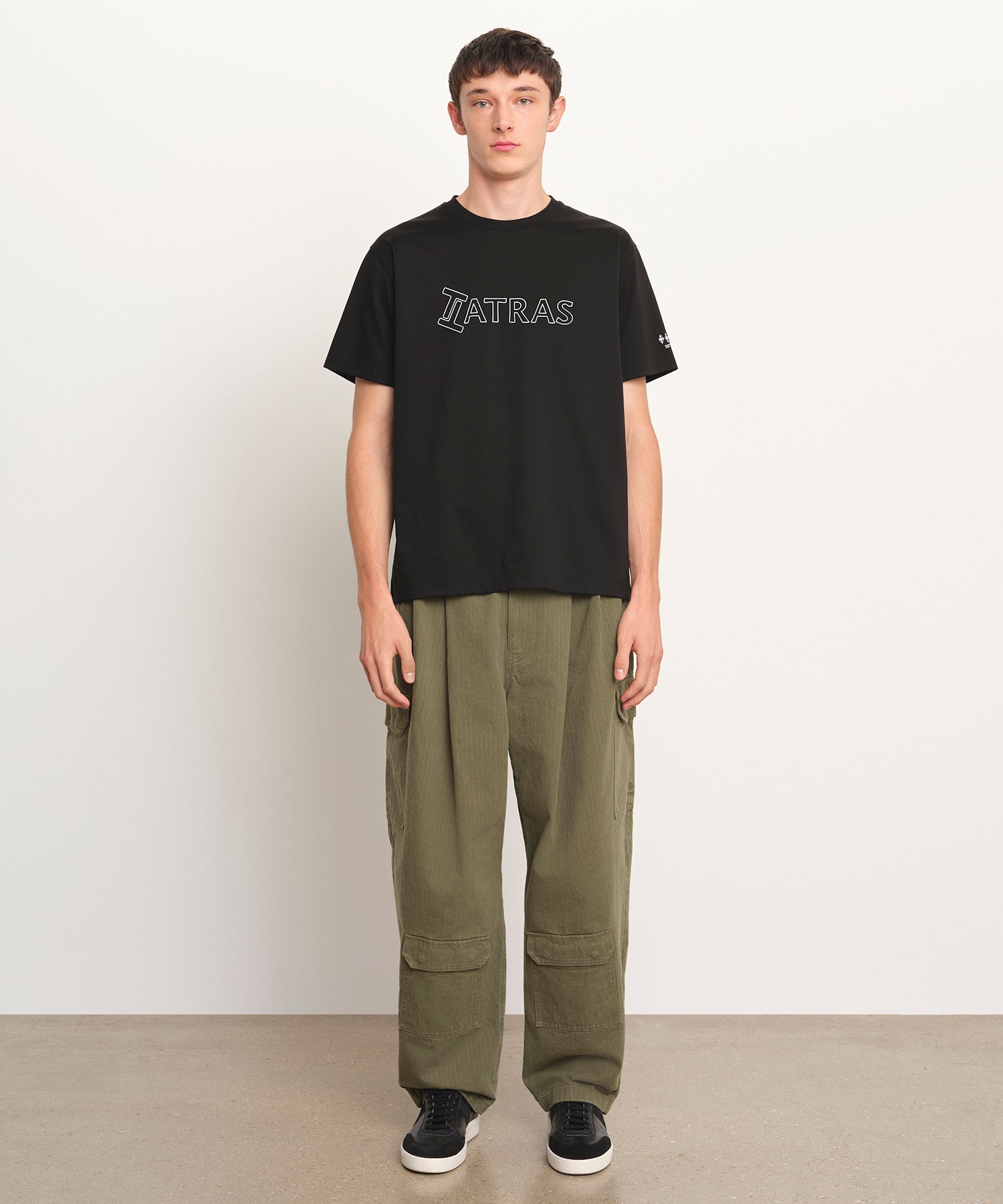 モデル身長189cm、着用サイズ3、着用カラーBLACK