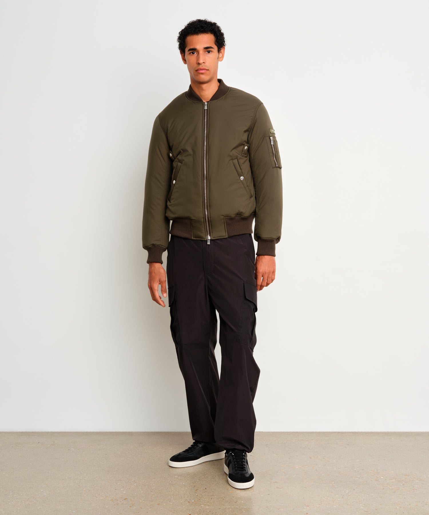 モデル身長187cm、着用サイズ3、着用カラーKHAKI