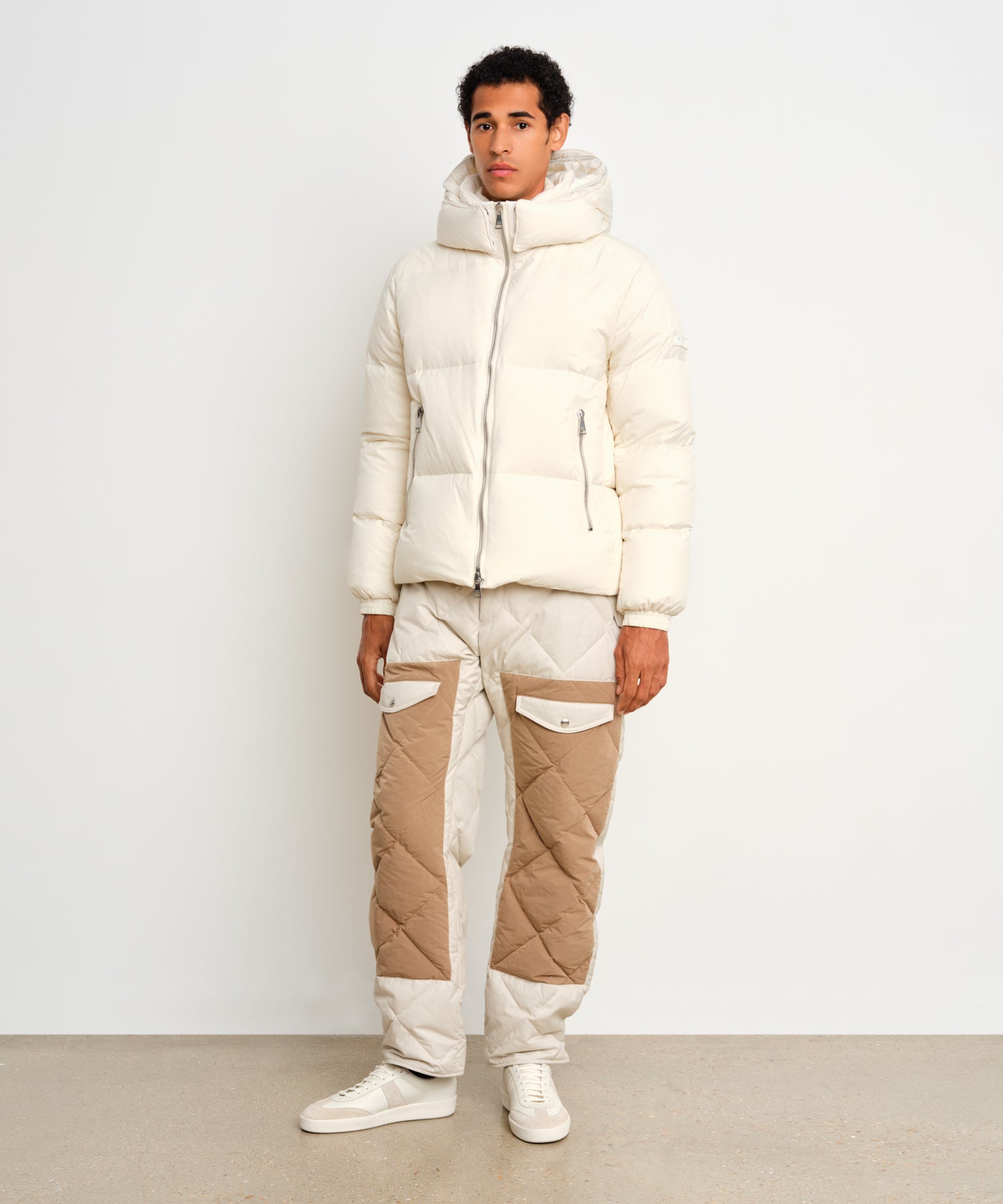 モデル身長187cm、着用サイズ3、着用カラーIVORY