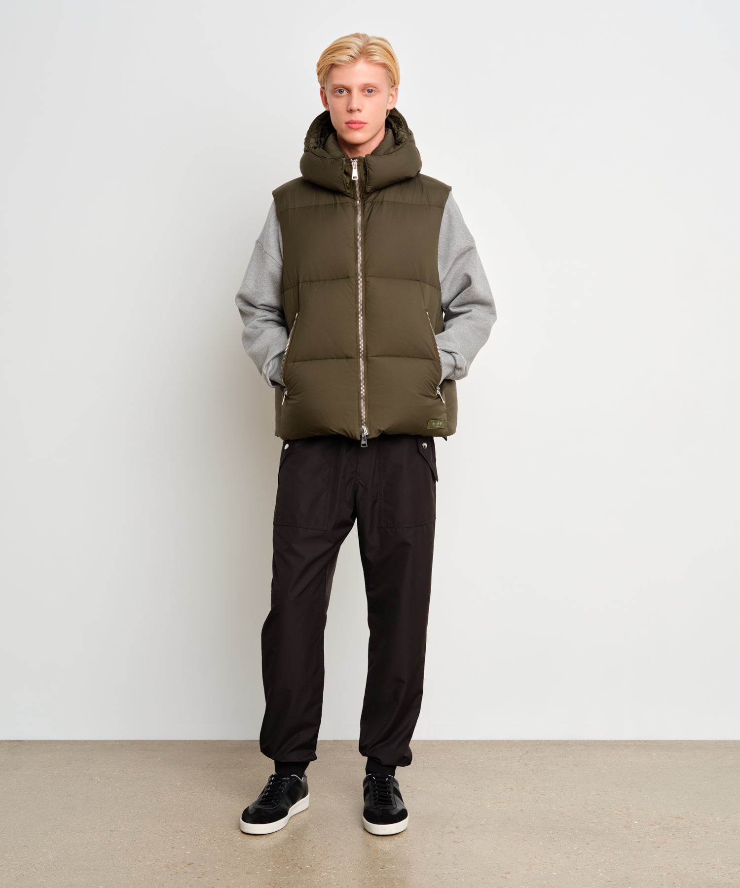 モデル身長187cm、着用サイズ3、着用カラーKHAKI