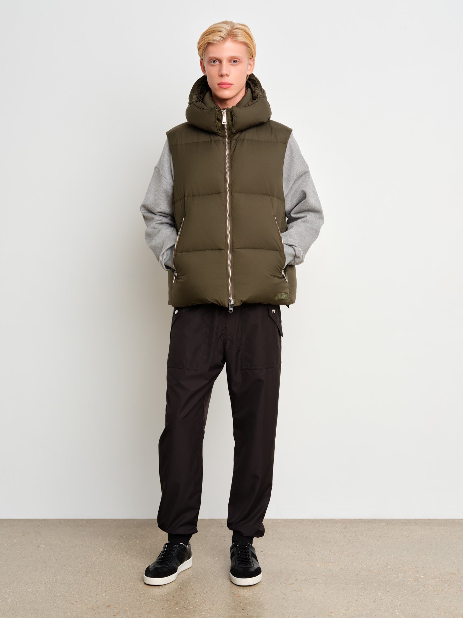 モデル身長187cm、着用サイズ3、着用カラーKHAKI