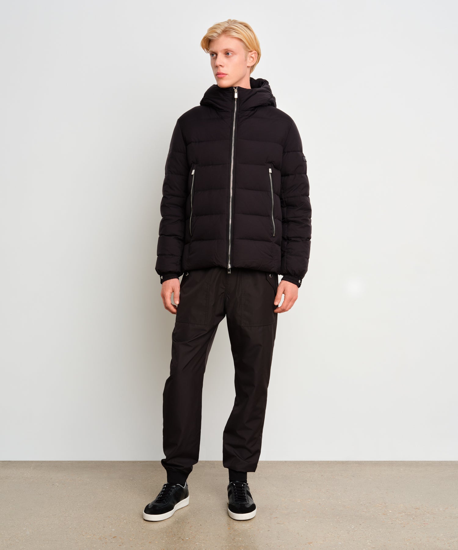 モデル身長187cm、着用サイズ3、着用カラーBLACK