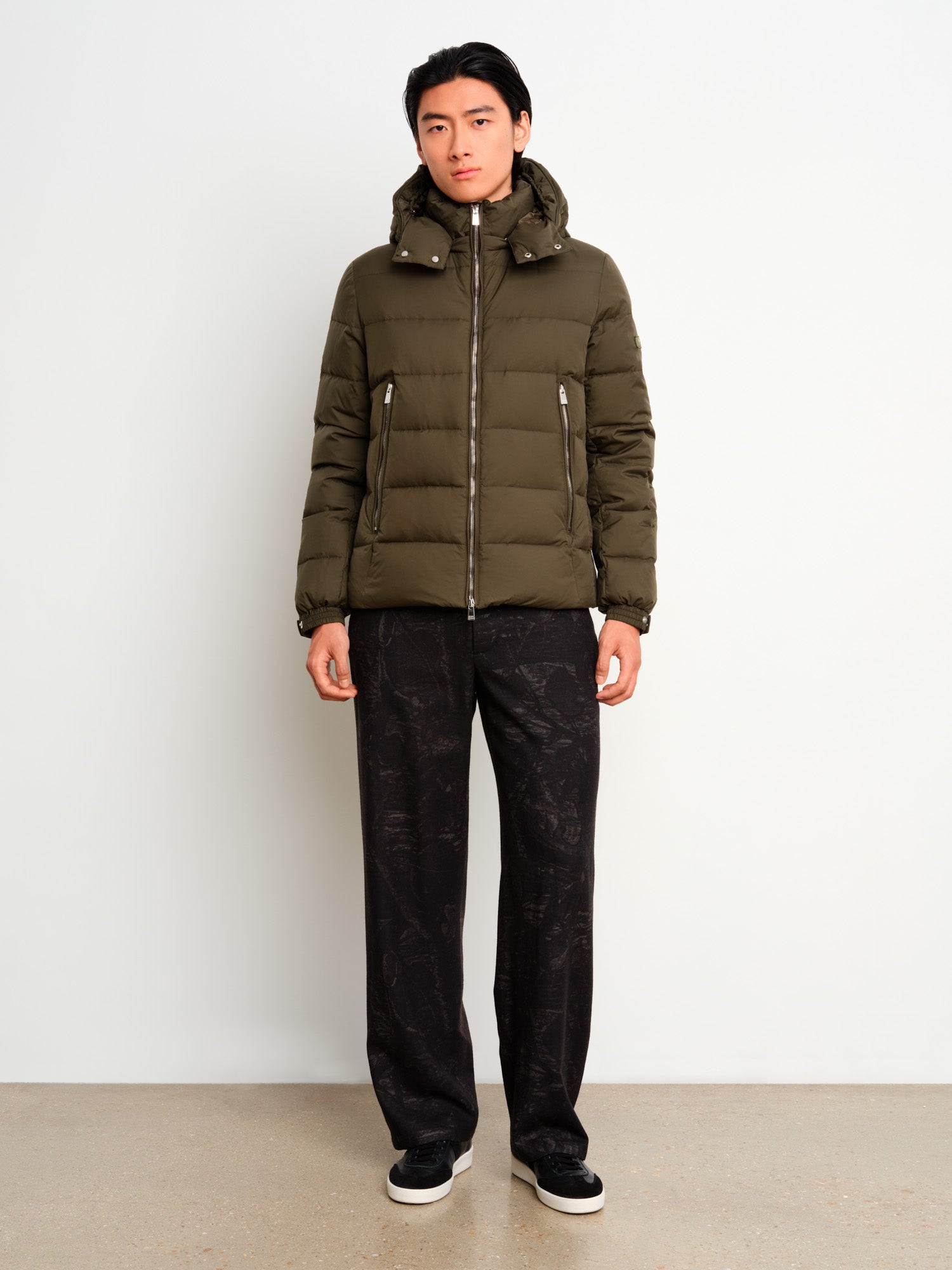モデル身長187cm、着用サイズ3、着用カラーKHAKI