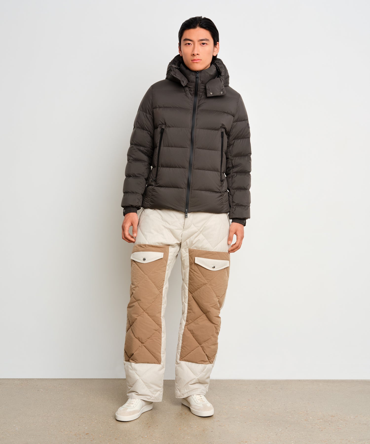 モデル身長187cm、着用サイズ3、着用カラーC.GRAY